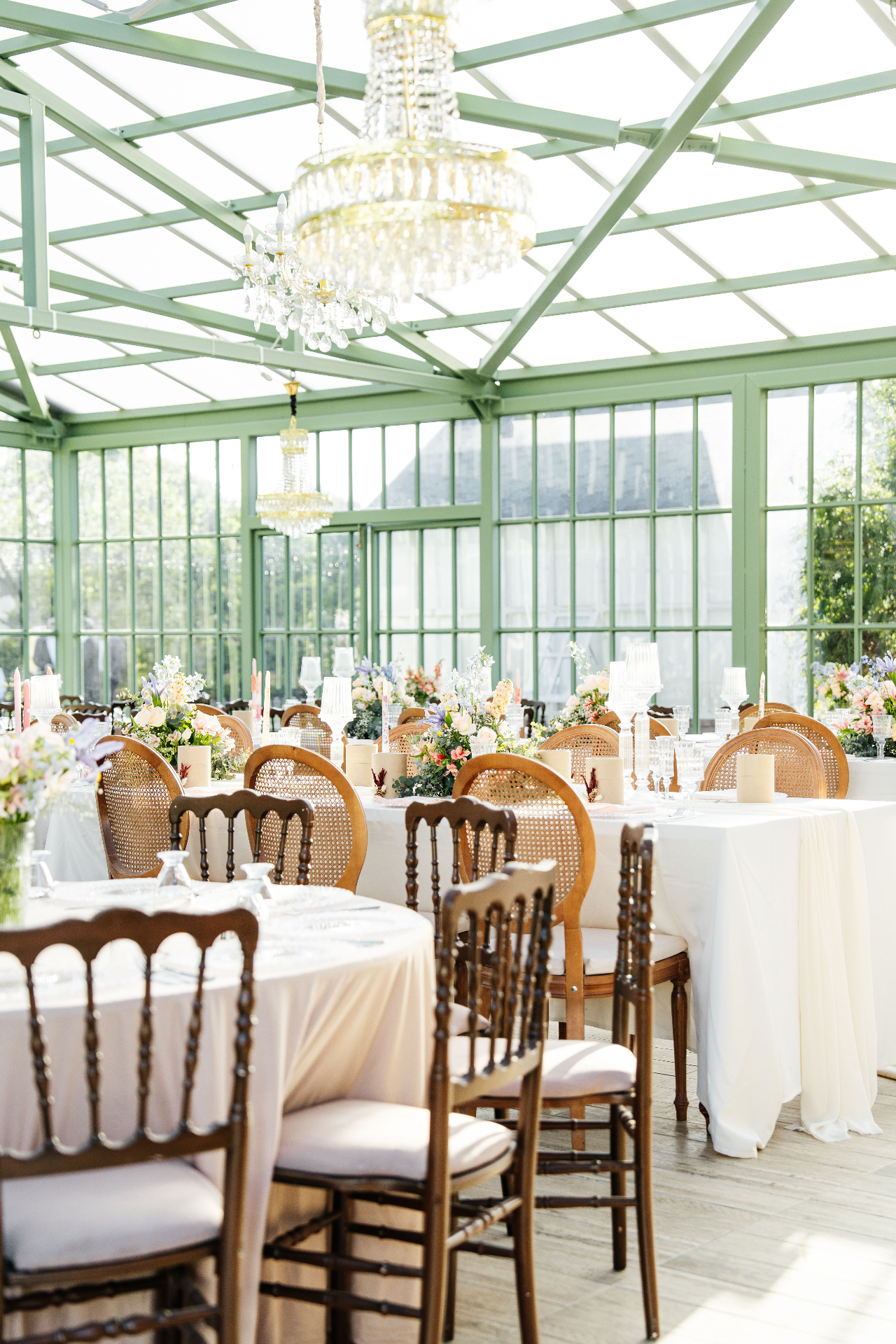 Table dressée sous une orangerie