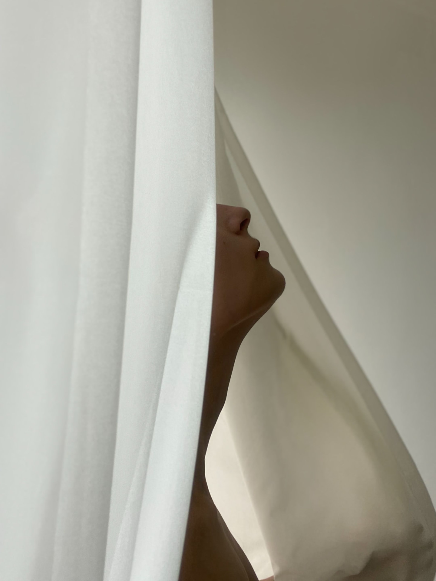 Voile de lin traversé par la lumière, silhouette en contre-jour