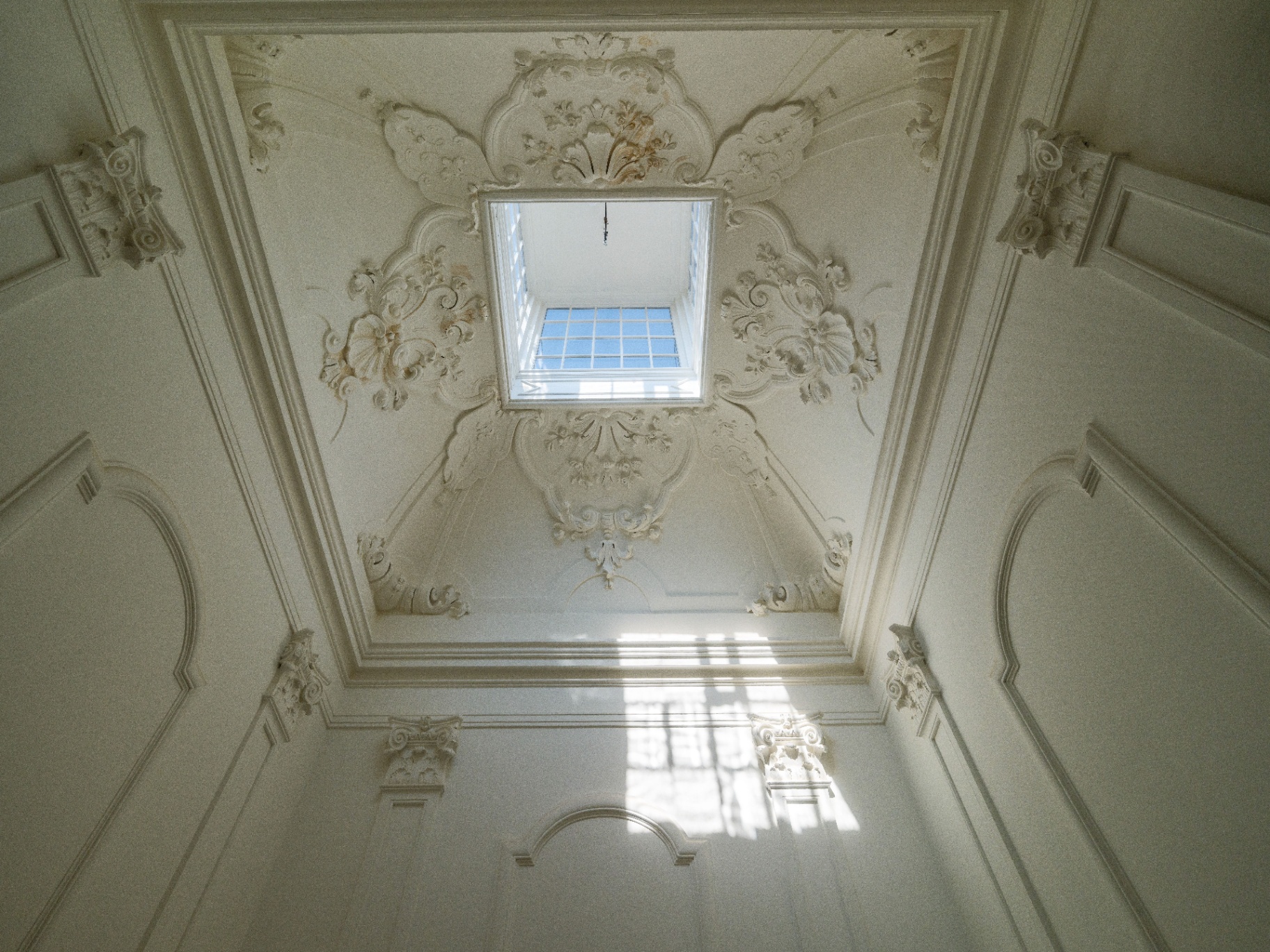 Détail architectural d’un plafond ancien